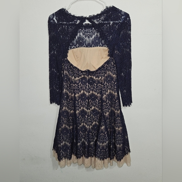 Betsy & Adam open back lace dress with 3/4 sleeves. Fit and flare. Size 8 Medium - Picture 3 of 12